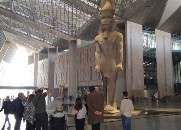 قبل افتتاح المتحف الكبير.. جولات تدريبية للمرشدين السياحيين لتعريفهم بسيناريو العرض المتحفي