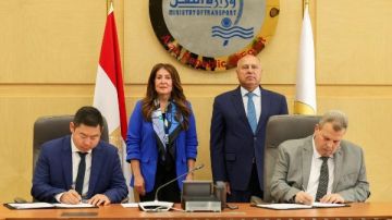 مصر وأمريكا توقعان عقودا بقيمة 235 مليون دولار لتحديث البنية التحتية للسكك الحديدية مصر وأمريكا توقعان عقودا بقيمة 235 مليون دولار لتحديث البنية التحتية للسكك الحديدية