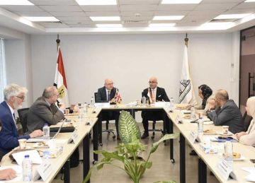 رئيس جامعة عين شمس يستقبل وفد إكستر البريطانية لتعزيز التعاون الأكاديمي والبحثي