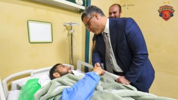 سفير الجزائر يزور أحمد قندوسي بالمستشفى ويشكر أبو العينين على توفير الرعاية الطبية.. صور