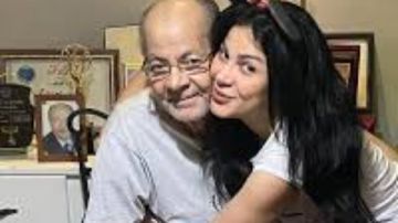 عدت أصعب الليالي .. منى ممدوح تعلن خروج والدها من العناية المركزة