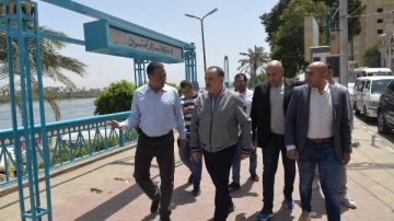 محافظ أسيوط يتفقد أعمال تطوير كورنيش النيل ويوجه برفع كفاءة مرسى سلم الملك 