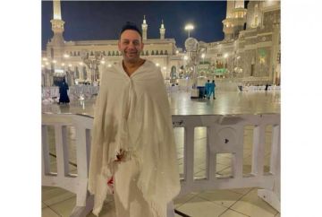 مصطفى قمر يؤدي مناسك العمرة في أحدث ظهور له