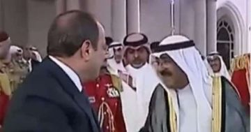 أمير الكويت وولى العهد يؤديان رقصة العرضة ترحيبا بالرئيس السيسى
