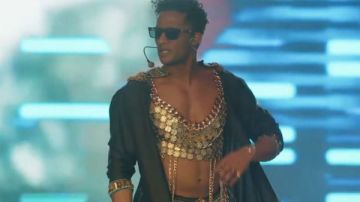 أيه رأيكم في لبسي الحفلة الجاية في كوتشيلا.. محمد رمضان يستفز الجمهور أيه رأيكم في لبسي الحفلة الجاية في كوتشيلا.. محمد رمضان يستفز الجمهور