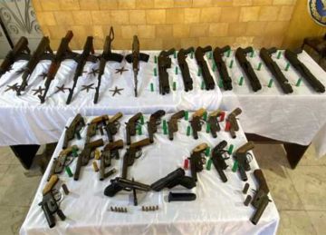 القبض على شخصين بحوزتهما 7 بنادق آلية في قنا