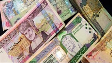 انخفاض الريال السعودى .. أسعار العملات العربية بمستهل تعاملات الأسبوع