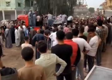 انقلب بهما الموتوسيكل في الرشاح .. المئات يشيعون جثماني شابين لقيا مصرعهما بقرية أم عجرم بالشرقية انقلب بهما الموتوسيكل في الرشاح .. المئات يشيعون جثماني شابين لقيا مصرعهما بقرية أم عجرم بالشرقية