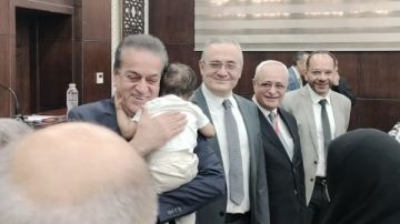 حاملا ابن أحدهما.. وزير الصحة يكرم شهيدي معهد القلب حاملا ابن أحدهما.. وزير الصحة يكرم شهيدي معهد القلب