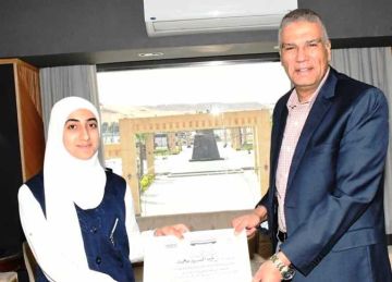 محافظ أسوان يكرم الطالبة الأولى على مستوى الجمهورية في مسابقة القرآن الكريم محافظ أسوان يكرم الطالبة الأولى على مستوى الجمهورية في مسابقة القرآن الكريم