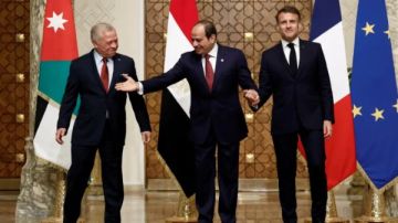 ماكرون يغرد باللغة العربية حول القمة الثلاثية مع الرئيس السيسي و الملك عبد الله ماكرون يغرد باللغة العربية حول القمة الثلاثية مع الرئيس السيسي و الملك عبد الله