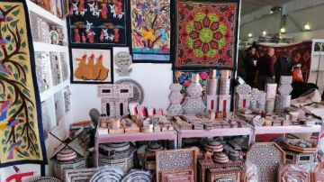 مشغولات يدوية بأسعار تنافسية.. ديارنا يفتح أبوابه لعرض كنوز الصناعة المصرية فيديو