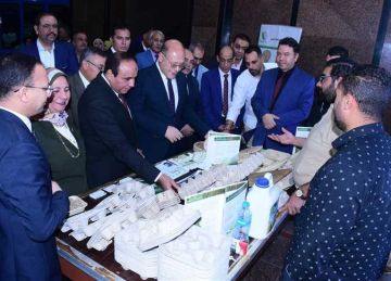 يضم فحم نباتي وتصنيع ألياف الموز .. رئيس جامعة سوهاج يتفقد معرض منتجات صديقة للبيئة