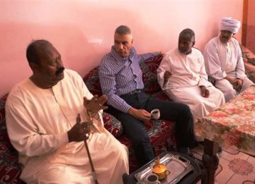 جلس معهم في مضيفة شعبية .. محافظ أسوان يلتقي أبناء النوبة ويستمع لمطالبهم جلس معهم في مضيفة شعبية .. محافظ أسوان يلتقي أبناء النوبة ويستمع لمطالبهم