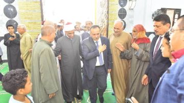 محافظ أسيوط يؤدي صلاة الجمعة مع أهالي قرية بني عدي بمسجد الشرفاء