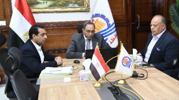 محافظ قنا يوجه رؤساء المراكز بتكثيف التواجد الميداني ورفع كفاءة الخدمات