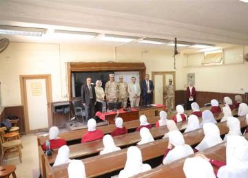 نائب رئيس جامعة الأزهر يواصل متابعته لدورات التربية الوطنية ويشيد بوعي الطالبات