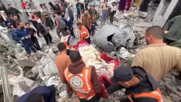 إنقاذ امرأة حامل من تحت أنقاض منزل في جباليا بعد غارة جوية إسرائيلية