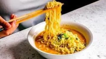 بين الإدمان والخطر.. كيف كشفت إصابة شاب بالسرطان أضرار الشعيرية سريعة التحضير؟