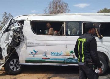 محافظ أسوان يطمئن على طلاب مدرسة المعمارية المصابين في حادث الميكروباص 