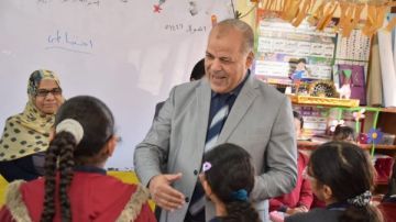 مدير تعليم بورسعيد يتفقد مدارس الزهور ويشيد بكثافة حضور الطلاب