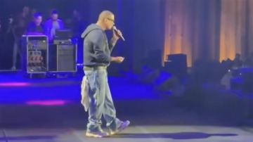 الهضبة عمرو دياب يثير الجدل بعد ظهره بمنديل أم كلثوم..ما القصة الديل؟ الهضبة عمرو دياب يثير الجدل بعد ظهره بمنديل أم كلثوم..ما القصة الديل؟