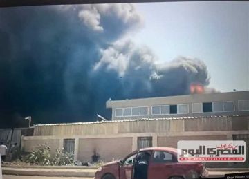 حريق يلتهم مصنع كرتون ومخزن خردة بـ 6 أكتوبر.. ونقل 10 مصابين للمستشفى