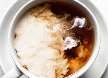  لاتشربوه في هذة الحالة .. تحذير لعشاق الشاي بلبن من مخاطر صحية خفية على القلب والكلى والهضم