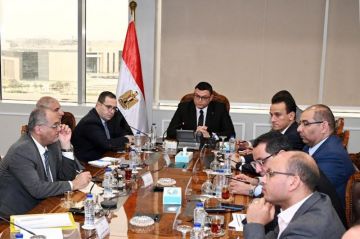 وزير الإسكان يستعرض عددا من الفرص الاستثمارية والخطة الترويجية لبعض مشروعات الوزارة وزير الإسكان يستعرض عددا من الفرص الاستثمارية والخطة الترويجية لبعض مشروعات الوزارة