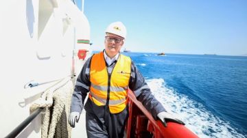 وزير البترول يتفقد سوميد بالسخنة لمتابعة وحدة التحكم الرئيسية و الأرصفة البحرية