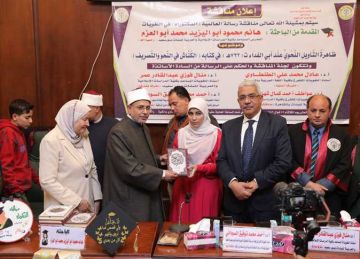 بتوجيهات من الإمام الأكبر.. رئيس جامعة الأزهر ونوابه يحضرون مناقشة رسالة الدكتوراه للباحثة المتوفاة.. صور