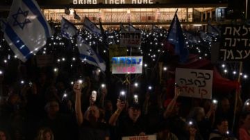 بوتين الإسرائيلي.. أعضاء في الكنيست يتظاهرون ضد نتنياهو