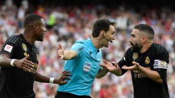 تحديد هوية حكم كلاسيكو الأرض بين برشلونة وريال مدريد في نهائي كأس الملك