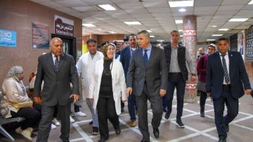 محافظ الإسكندرية يتابع الحالة الصحية للأطفال المصابين في عقار اللبان