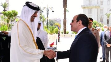 أمير قطر على رأس مستقبلي الرئيس السيسي بمطار حمد الدولي