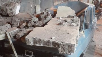 مكون من طابقين وصادر له قرار ترميم..تفاصيل انهيار عقار الزقازيق وتهشم 4 سيارات