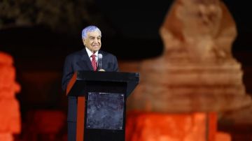 زاهي حواس يلقي كلمة الافتتاح بورشة عمل للرابطة العالمية لعلماء الآثار المصرية عن الأهرامات