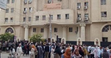 وسط إجراءات أمنية مشددة.. وصول المتهم وأسرة طفل البحيرة إلى محكمة جنايات دمنهور وسط إجراءات أمنية مشددة.. وصول المتهم وأسرة طفل البحيرة إلى محكمة جنايات دمنهور