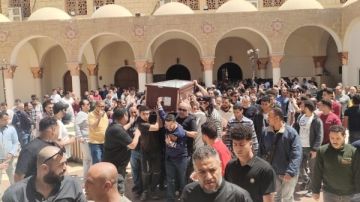 انهيار زوجته ودموع أبنائه وحزن السقا الأبرز.. 10 مشاهد مؤثرة في جنازة سليمان عيد