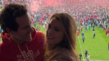 بليك ليفلي تحتفل بإنجاز ريان رينولدز مع صعود فريق وركسهم إلى الدوري الإنجليزي