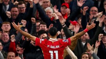 ثروة طائلة فى يده.. ساعة محمد صلاح تثير الجدل خلال توقيعه مع ليفربول ثروة طائلة فى يده.. ساعة محمد صلاح تثير الجدل خلال توقيعه مع ليفربول