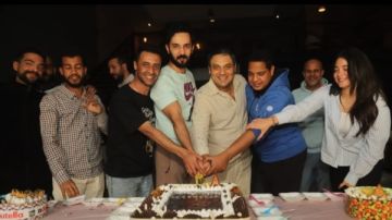 أبطال فيلم اتجاه واحد يحتفلون بانتهاء التصوير والعرض قريبا.. صور