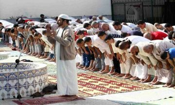 أدركت الإمام في الركوع ولم أردد تكبيرة الإحرام.. فهل صلاتي صحيحة؟ أمين الفتوى يجيب