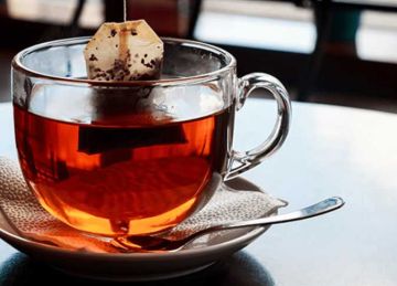 الشاي بعد الأكل.. عادة يومية تضر بصحتك الهضمية وتسبب الانتفاخ (خطوات لتناوله دون أضرار)