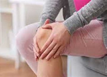 بدون أدوات.. 3 تمارين منزلية بسيطة تخفف آلام الركبة