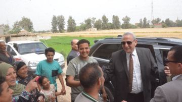 محافظ الغربية يتجول في شوارع قرية أشناواي بمركز السنطة ويستمع لشكاوى المواطنين