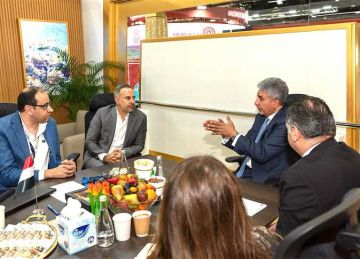 وزير السياحة والآثار يعقد اجتماعا مع المدير الإقليمي لشركة جوجل مصر