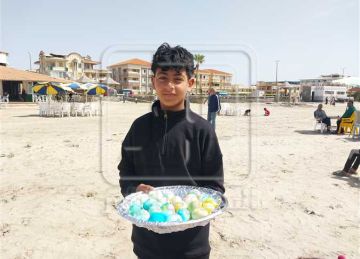 أطفال دمياط يوزعون البيض الملون على زوار رأس البر مجانا احتفالا بـ شم النسيم أطفال دمياط يوزعون البيض الملون على زوار رأس البر مجانا احتفالا بـ شم النسيم