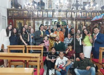 بيض ملون وهدايا.. أجواء احتفالية داخل كنيسة الروم في دمياط عقب انتهاء قداس عبد القيامة المجيد (فيديو)