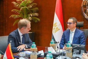 وزير الاستثمار يلتقي السفير البريطاني بالقاهرة لبحث سبل تعزيز التعاون الاقتصادي بين البلدين